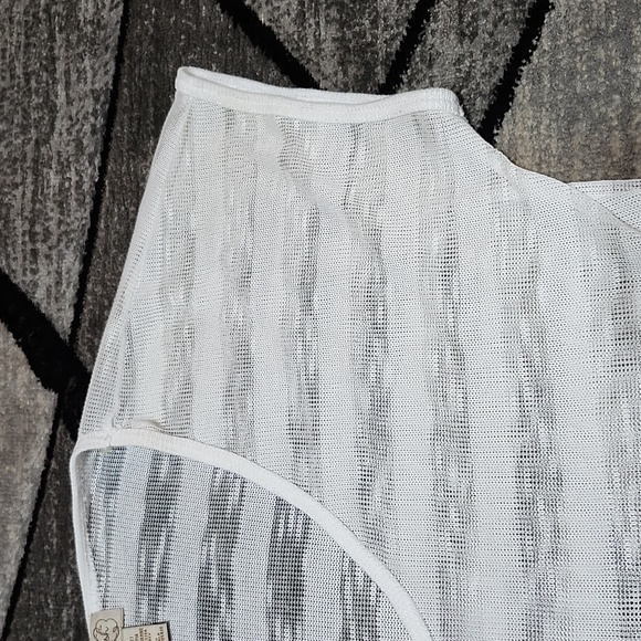 EYELASH COUTURE WHITE STRIPED MESH V-NECK SHORT SLEEVE TOP MEDIUM - Picture 5 of 12